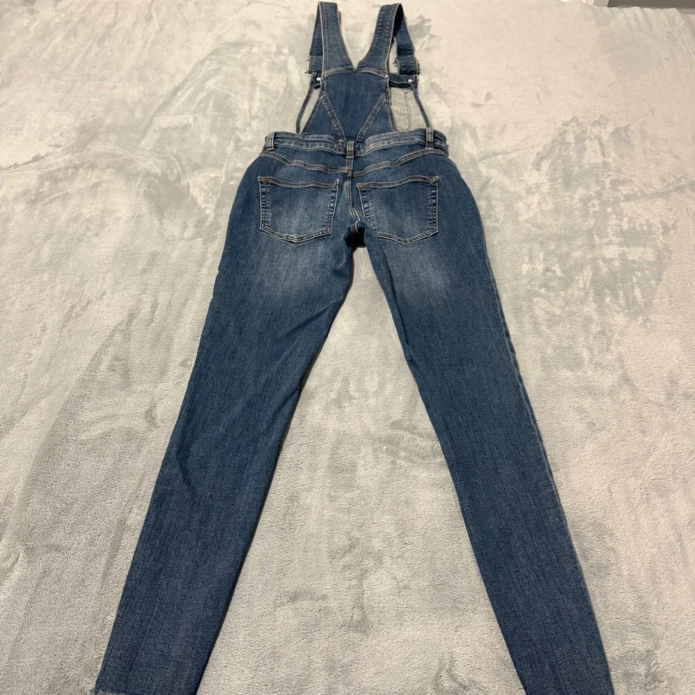 Free People Skinny Denim Overalls Medium Wash Frayed Hem Side Zip Jumpsuit Sz 26 - Picture 6 of 13